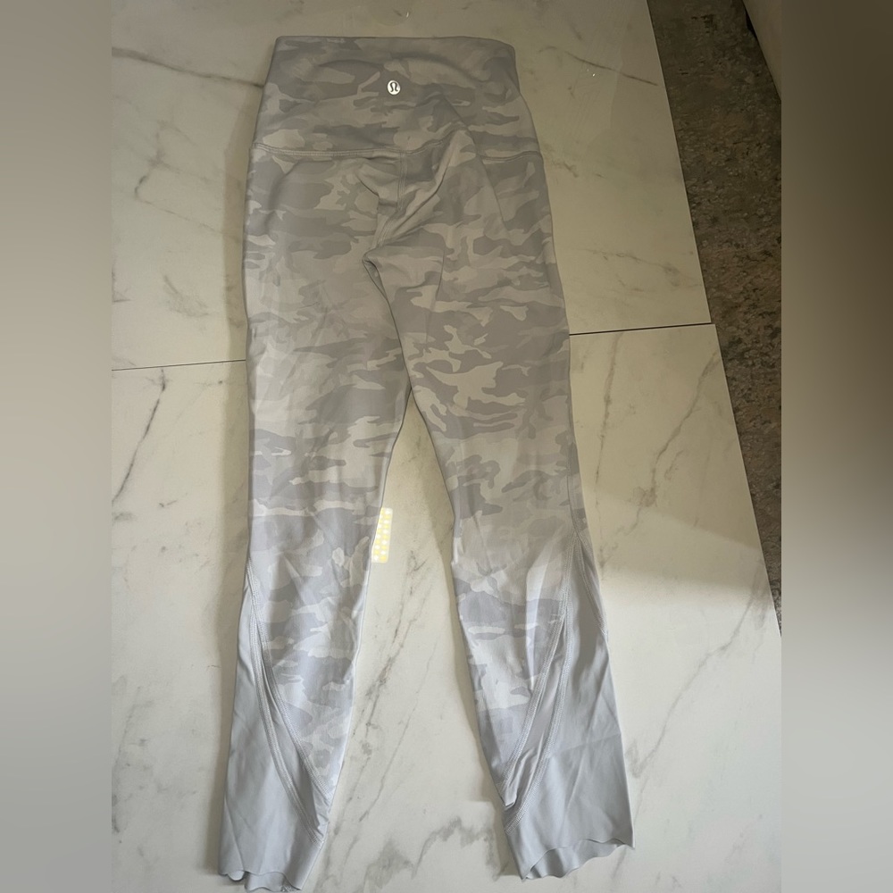Lululemon snow camo wunder under cropped leggings sz 4